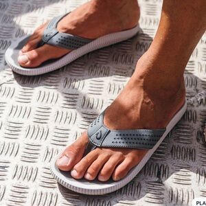 Olukai Ulele Flip Flips Size 11